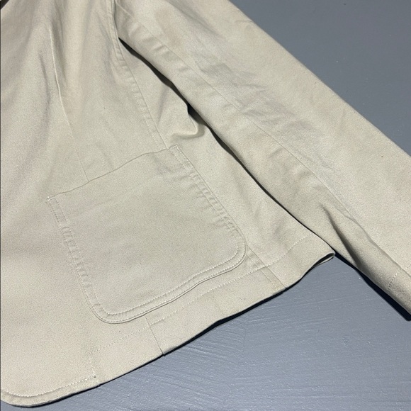 L.L. Bean Women’s Shell Jacket Button-Down - Picture 4 of 10